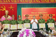 Bị cướp kề dao vào cổ, tài xế taxi đạp cửa chạy thoát thân