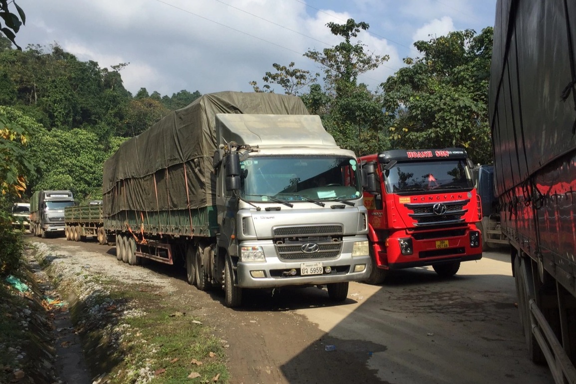 Xe chở gỗ gặp nạn, đường lên cửa khẩu kẹt cứng gần một ngày - 2 Xe chở gỗ gặp nạn, đường lên cửa khẩu kẹt cứng gần một ngày - 2