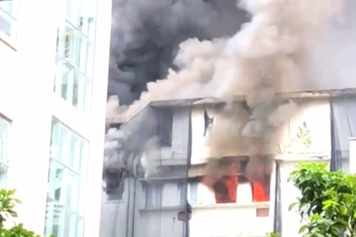 Khói đen nghi ngút bao trùm tòa nhà 10 tầng giữa trung tâm TPHCM - 1 Khói đen nghi ngút bao trùm tòa nhà 10 tầng giữa trung tâm TPHCM - 1