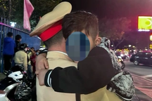 Bé trai 5 tuổi đứng khóc bên đường vì đi lạc khi chơi ở công viên