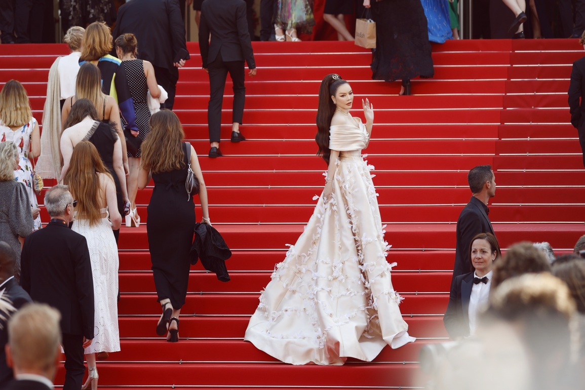 Lý Nhã Kỳ đọ dáng gợi cảm với người đẹp Mỹ trên thảm đỏ Cannes 2022 - 6 Lý Nhã Kỳ đọ dáng gợi cảm với người đẹp Mỹ trên thảm đỏ Cannes 2022 - 6