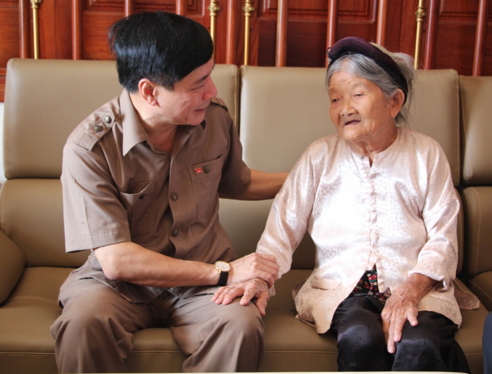 Bí thư Tỉnh ủy Đắk Lắk thăm, tặng quà cho người có công với cách mạng - 1 Bí thư Tỉnh ủy Đắk Lắk thăm, tặng quà cho người có công với cách mạng - 1