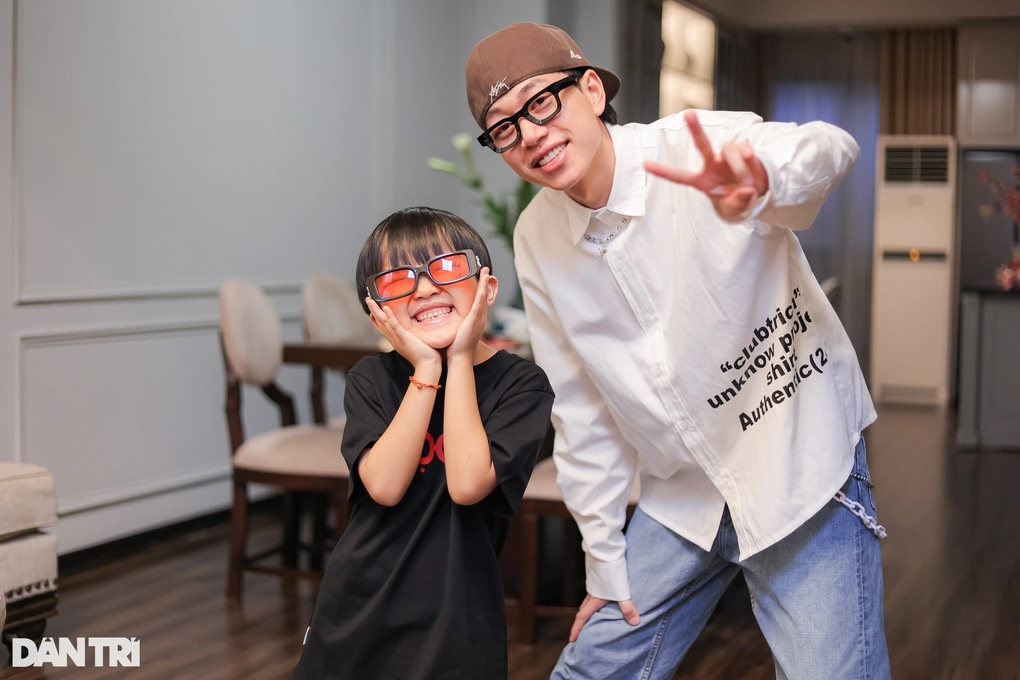 Vì sao MV “Rực rỡ ngày mới” chạm đến cảm xúc nghệ sĩ và khán giả? - 1 Vì sao MV “Rực rỡ ngày mới” chạm đến cảm xúc nghệ sĩ và khán giả? - 1