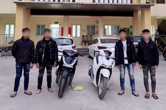 Nhóm thanh niên mang hung khí đuổi chém người đi đường ở Hà Nội