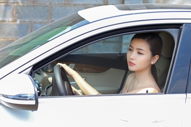 Hoa hậu Ngọc Duyên lái xe tiền tỉ mới tậu đi ghi hình MC