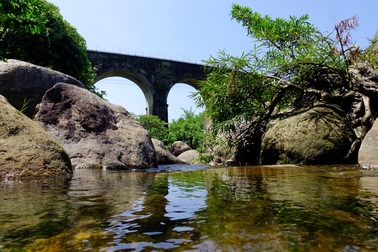 Cầu đường sắt Đồn Cả: Cheo leo tàu vượt núi!