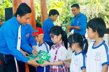 Bạc Liêu: Trao học bổng cho học sinh dịp kỷ niệm thành lập Đoàn TNCS Hồ Chí Minh