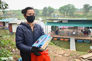 Hà Nội: Tết ấm lòng với những hoàn cảnh khó khăn tại xóm nhà phao