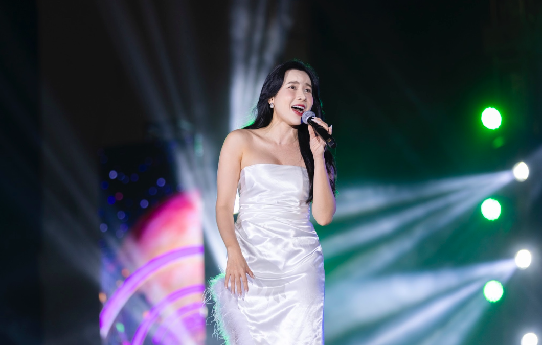 កម្មវិធីរស់ឡើងវិញបានរៃអង្គាសថវិកាបានជាង 3 ពាន់លានដុងដើម្បីជួយដល់តំបន់រងគ្រោះដោយទឹកជំនន់នៅ Lao Cai - ៣ Chương trình Hồi sinh quyên góp được hơn 3 tỷ đồng ủng hộ vùng lũ Lào Cai - 3