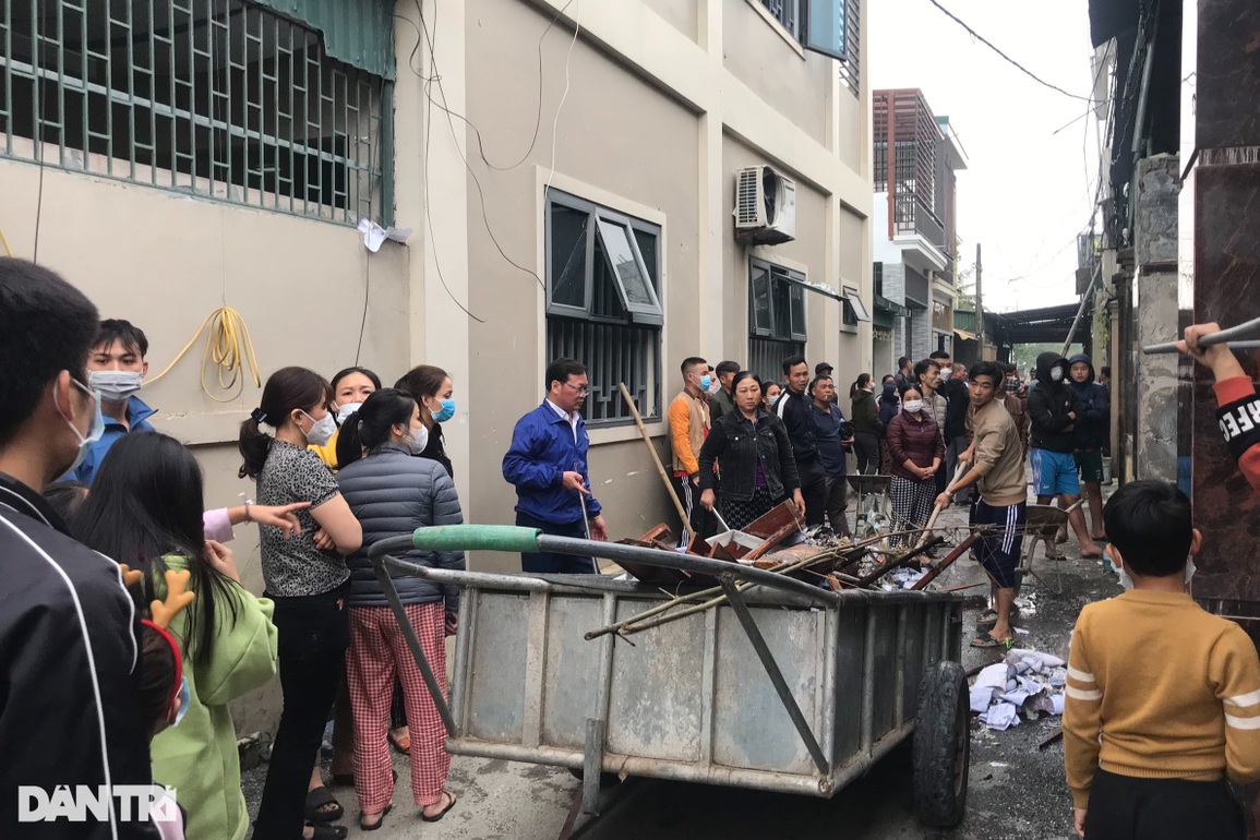Sau tiếng nổ như bom, một người nhập viện, ngôi nhà 2 tầng vỡ toác - 8 Sau tiếng nổ như bom, một người nhập viện, ngôi nhà 2 tầng vỡ toác - 8