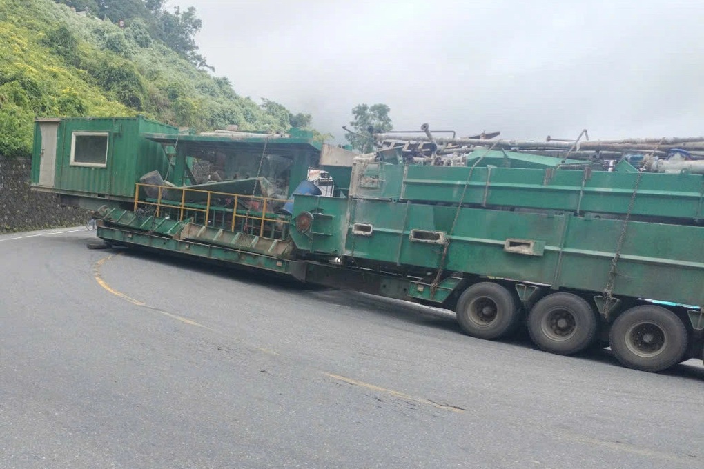 Xe đầu kéo bị hỏng chắn ngang đèo Hải Vân - 2 Xe đầu kéo bị hỏng chắn ngang đèo Hải Vân - 2