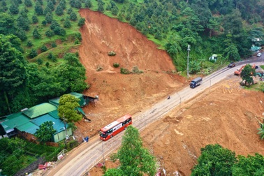 Thứ trưởng Bộ TN&MT: Nguy cơ sạt lở lớn hơn ở những nơi con người tác động