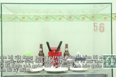 Chủ quán bán chả trưng bày vật dụng phục vụ Tổng thống Obama trong lồng kính