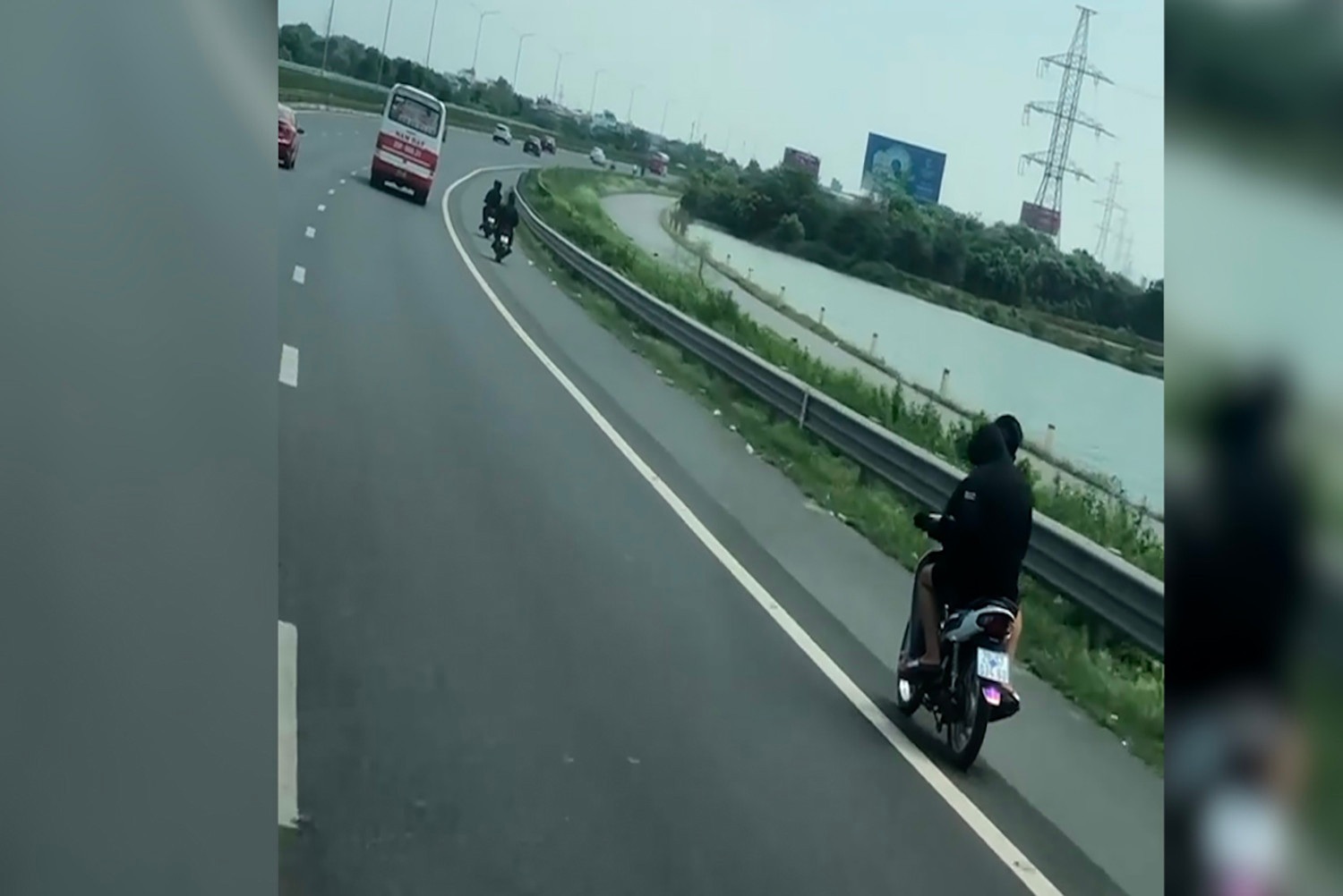 12 thanh, thiếu niên đi xe máy vào cao tốc Pháp Vân - Cầu Giẽ - 1