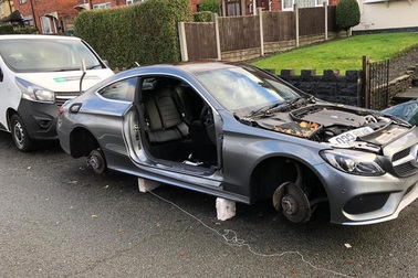 Trộm tháo dỡ ô tô ngay trước cửa nhà, chủ không hề hay biết