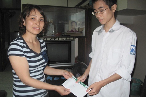 Quỹ Khuyến học “Vòng tay đồng đội” tặng học bổng cậu học trò viết bài văn lạ