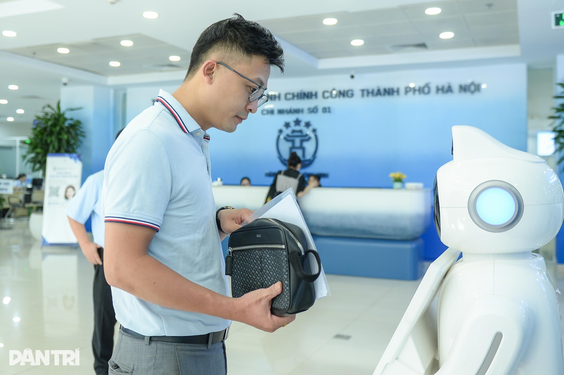 Người dân ngỡ ngàng khi được ăn uống miễn phí lúc chờ làm thủ tục ở Hà Nội - 8 Người dân ngỡ ngàng khi được ăn uống miễn phí lúc chờ làm thủ tục ở Hà Nội - 8