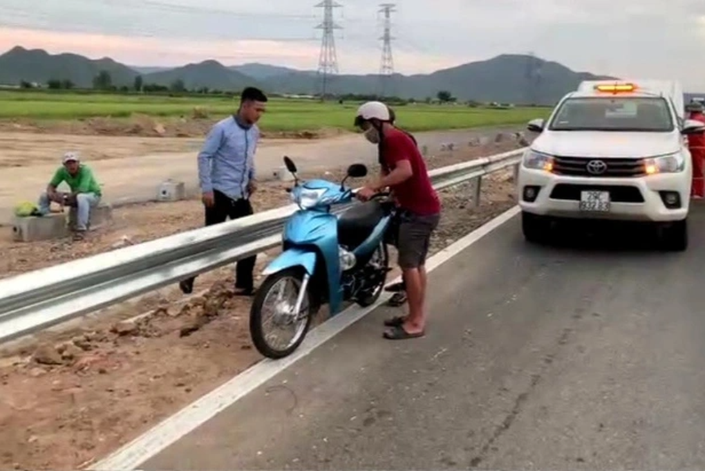Đề nghị Cục CSGT xử lý nghiêm ô tô chạy ngược chiều trên cao tốc - 1 Đề nghị Cục CSGT xử lý nghiêm ô tô chạy ngược chiều trên cao tốc - 1