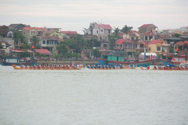 Rộn ràng với lễ hội đua thuyền truyền thống trên sông Nhật Lệ