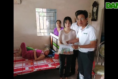 Trao tiền bạn đọc Dân trí đến "cô gái mượn nhà lập bàn thờ cha".