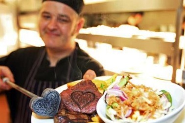 Cầu hôn bạn trai bằng thịt bò nướng