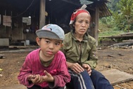 Gia đình người Dao nghèo cùng kiệt, 2 con thơ bệnh tật trong căn nhà nát