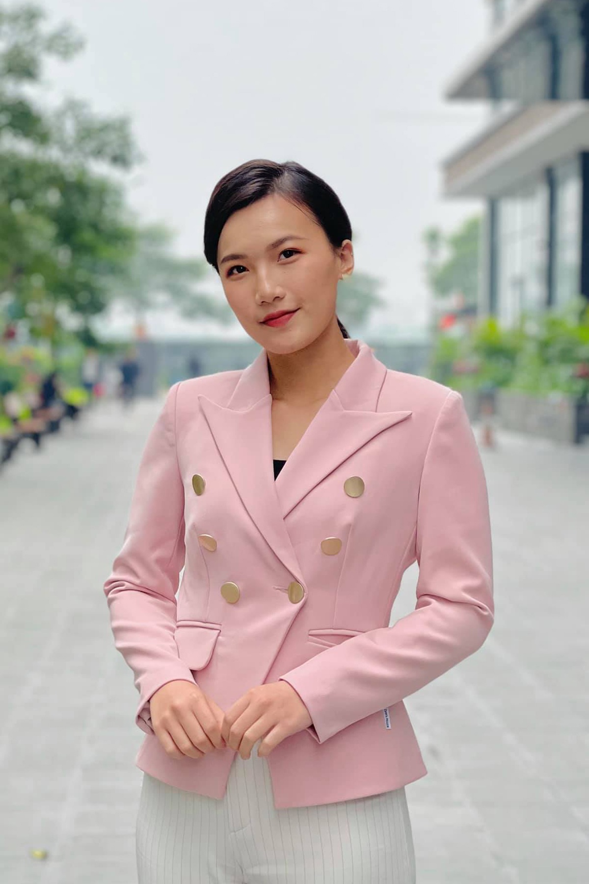 Nữ MC tập múa cột để giữ dáng, thẳng tay block fan khiếm nhã - 1 Nữ MC tập múa cột để giữ dáng, thẳng tay block fan khiếm nhã - 1