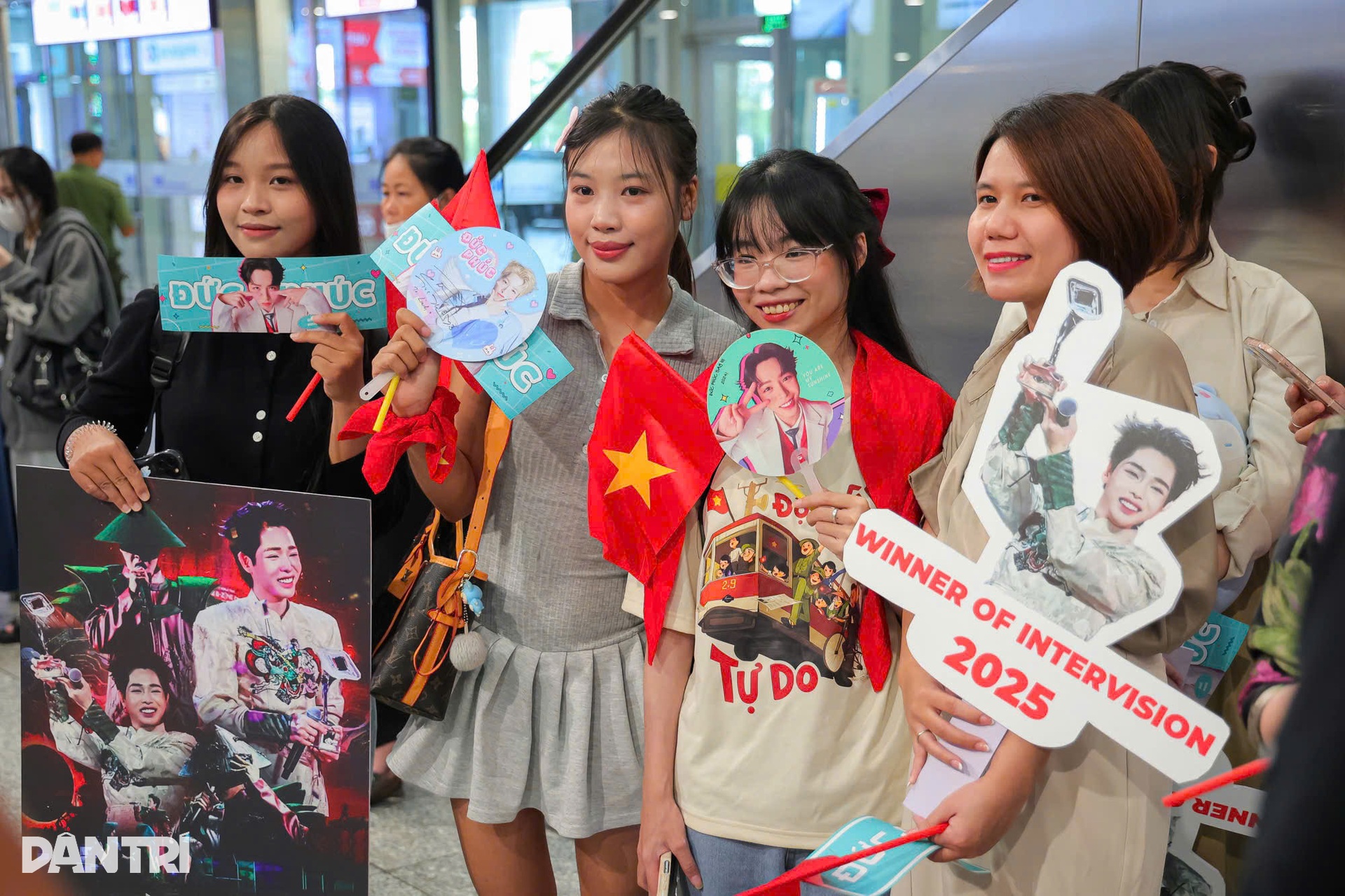 Đức Phúc về nước: Fan dậy từ 3h, mang nón lá tặng thần tượng - 9 Đức Phúc về nước: Fan dậy từ 3h, mang nón lá tặng thần tượng - 9