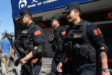 Trung Quốc huy động xe tăng tập trận tại Tân Cương sau 2 đợt bạo loạn