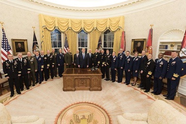 Bức ảnh gây chú ý của ông Trump giữa lúc Syria "căng như dây đàn"