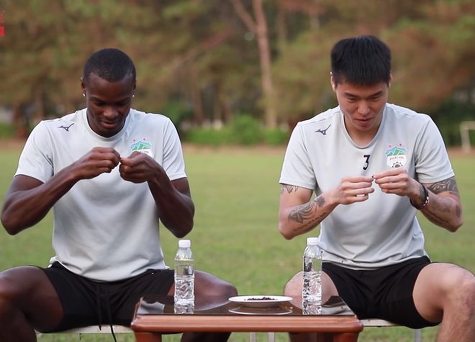 Ngoại binh V-League thi cắn hạt dưa, Văn Lâm khoe có bánh chưng ngày Tết - 1 Ngoại binh V-League thi cắn hạt dưa, Văn Lâm khoe có bánh chưng ngày Tết - 1