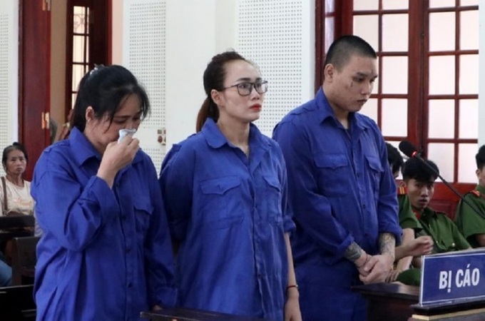 Hà Thị Bé Dung (giữa), tại phiên xét xử (ảnh TH).