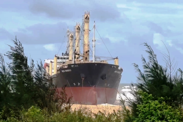 Tàu hàng 15.000 tấn bị sóng lớn đánh dạt vào bờ biển Quảng Nam