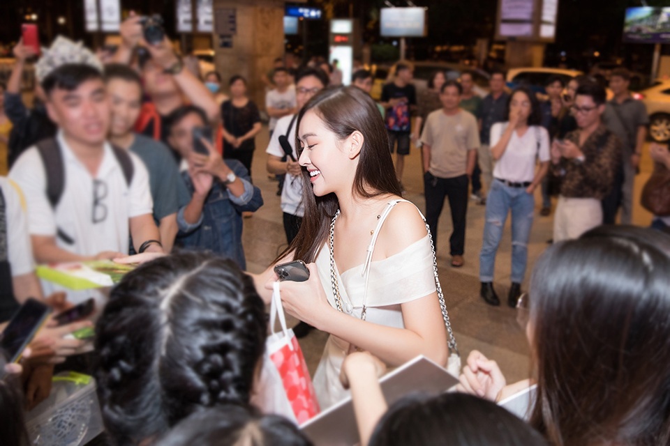 Top 8 Hoa hậu Quốc tế Tường San được chào đón giữa vòng vây người hâm mộ - 1 Top 8 Hoa hậu Quốc tế Tường San được chào đón giữa vòng vây người hâm mộ - 1