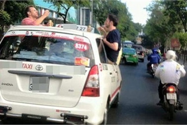Ngông cuồng khách Tây bày tiệc trên nóc taxi