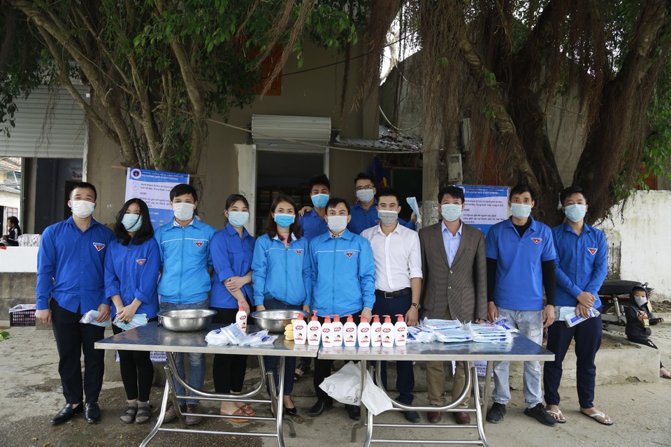 Phát 5.000 khẩu trang, nước rửa tay miễn phí cho học sinh vùng biển - 1 Phát 5.000 khẩu trang, nước rửa tay miễn phí cho học sinh vùng biển - 1