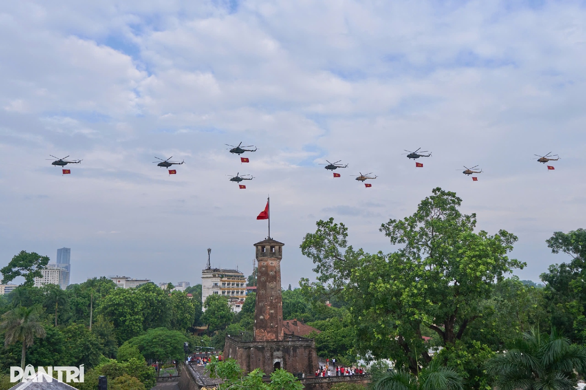 Mãn nhãn dàn tiêm kích SU-30MK2 thả bẫy nhiệt trên bầu trời Hà Nội - 4