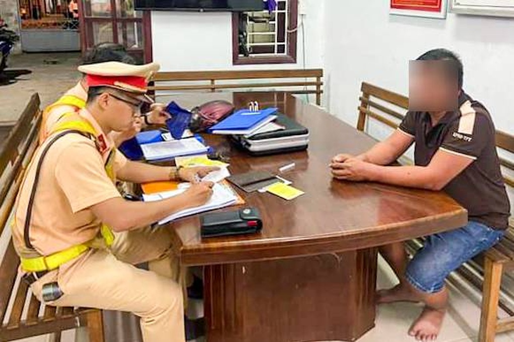 Tài xế có hơi men vượt đèn đỏ để trốn công an - 1 Tài xế có hơi men vượt đèn đỏ để trốn công an - 1
