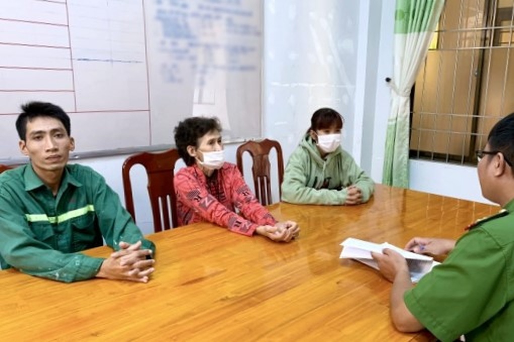 Mẹ cùng con, cháu dàn cảnh trộm tài sản ở tiệm tạp hóa - 1 Mẹ cùng con, cháu dàn cảnh trộm tài sản ở tiệm tạp hóa - 1