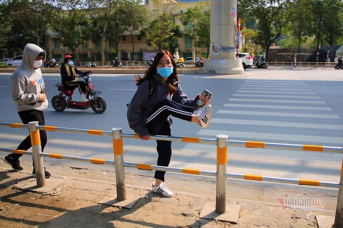 Vỉa hè Hà Nội vô vàn nhiệm vụ, trừ việc dành cho... người đi bộ - 2 Vỉa hè Hà Nội vô vàn nhiệm vụ, trừ việc dành cho... người đi bộ - 2
