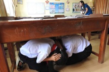 Học sinh vùng tâm chấn động đất tập chui gầm bàn, tháo chạy ngày khai giảng
