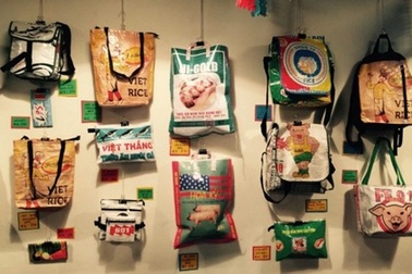 Độc đáo túi xách làm từ... vỏ bao thức ăn gia súc Việt Nam