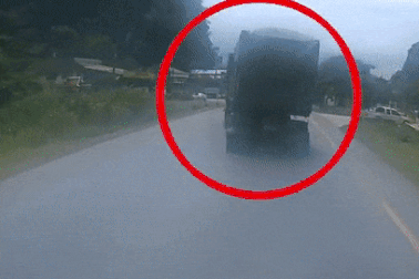 Pha bẻ lái thót tim của lái xe đầu kéo để tránh xe máy đi ngược chiều