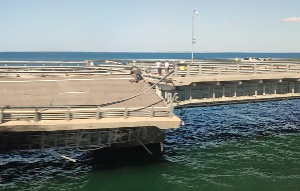Nỗ lực phòng vệ của Nga trước các vụ tấn công vào cầu Crimea huyết mạch - 1 Nỗ lực phòng vệ của Nga trước các vụ tấn công vào cầu Crimea huyết mạch - 1