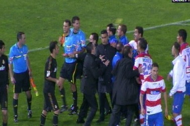 Trọng tài bị ném chai nước vào mặt vì thiên vị Real Madrid