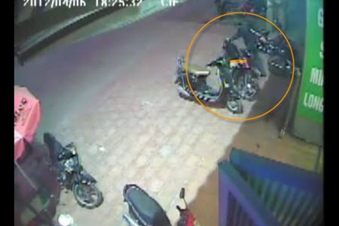 Clip nam thanh niên phá khóa trộm xe tại cửa hàng gốm sứ