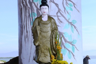 Dân xôn xao vì vớt được tượng "lạ"