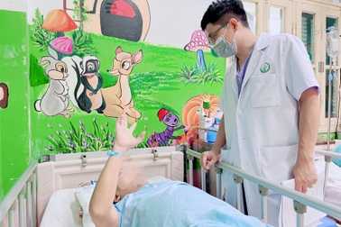 Người đàn ông suýt mù hai mắt vì khối u sọ hầu kích thước lớn