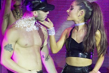 “Mariah Carey 9X” nhảy bốc lửa bên vũ công nam