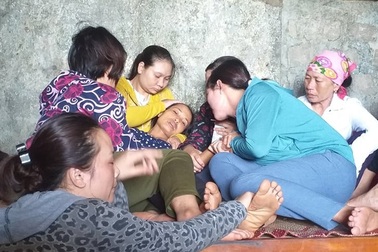 "Con tôi phải nằm một mình lạnh lẽo trong rừng, đau đớn quá!"